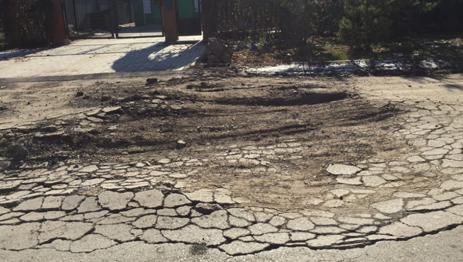 В пригороде Барнаула раскрошился недавно уложенный асфальт.