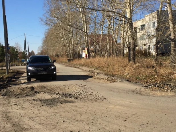 В пригороде Барнаула раскрошился недавно уложенный асфальт.