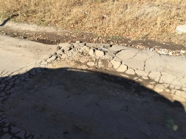 В пригороде Барнаула раскрошился недавно уложенный асфальт.