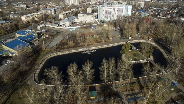 Пруд в парке "Изумрудный".