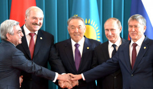 Слева направо: Президент Армении Серж Саргсян, Президент Белоруссии Александр Лукашенко, Президент Казахстана Нурсултан Назарбаев, Президент России Владимир Путин, Президент Киргизии Алмазбек Атамбаев.