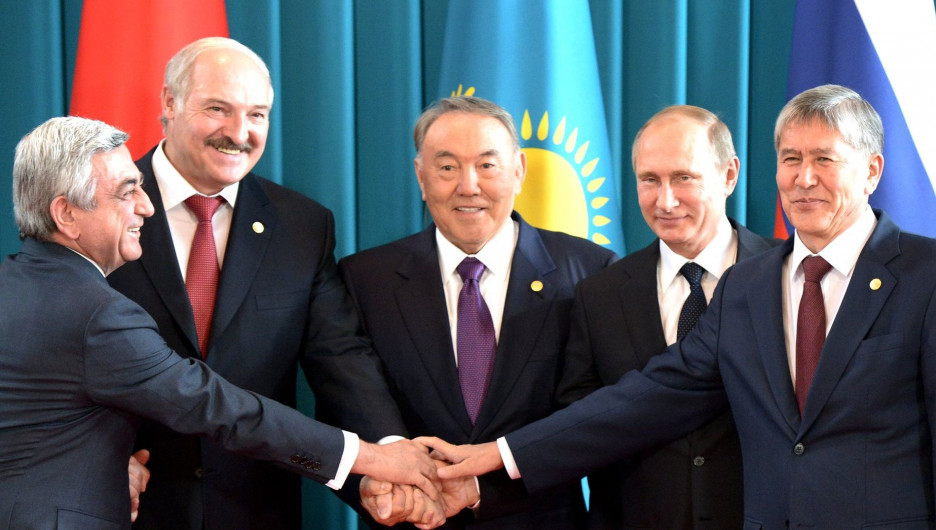 Слева направо: Президент Армении Серж Саргсян, Президент Белоруссии Александр Лукашенко, Президент Казахстана Нурсултан Назарбаев, Президент России Владимир Путин, Президент Киргизии Алмазбек Атамбаев.