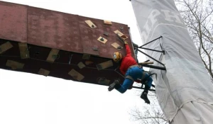 В Барнауле прошли соревнования по ледолазанию.