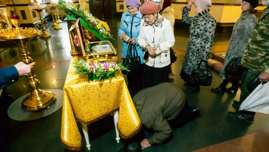 В барнаульском храме святителя Димитрия Ростовского верующие поклоняются мощам святого князя Владимира. 21 октября 2015 года.