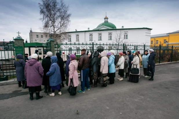 В барнаульском храме святителя Димитрия Ростовского верующие поклоняются мощам святого князя Владимира. 21 октября 2015 года.