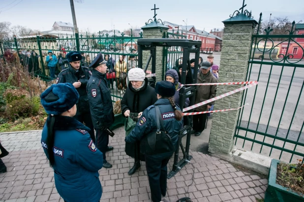 В барнаульском храме святителя Димитрия Ростовского верующие поклоняются мощам святого князя Владимира. 21 октября 2015 года.