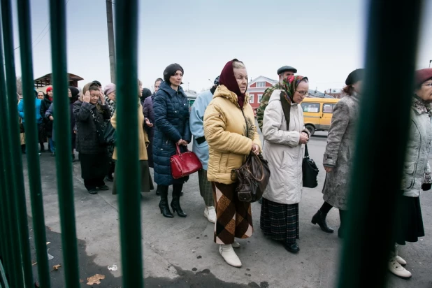 В барнаульском храме святителя Димитрия Ростовского верующие поклоняются мощам святого князя Владимира. 21 октября 2015 года.