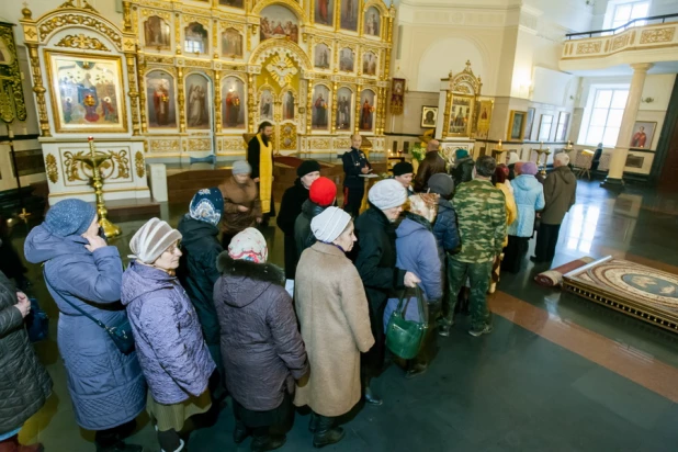 В барнаульском храме святителя Димитрия Ростовского верующие поклоняются мощам святого князя Владимира. 21 октября 2015 года.