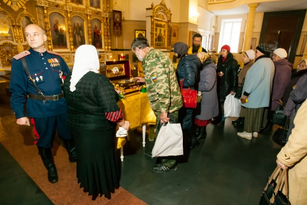 В барнаульском храме святителя Димитрия Ростовского верующие поклоняются мощам святого князя Владимира. 21 октября 2015 года.