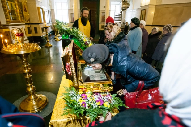 В барнаульском храме святителя Димитрия Ростовского верующие поклоняются мощам святого князя Владимира. 21 октября 2015 года.