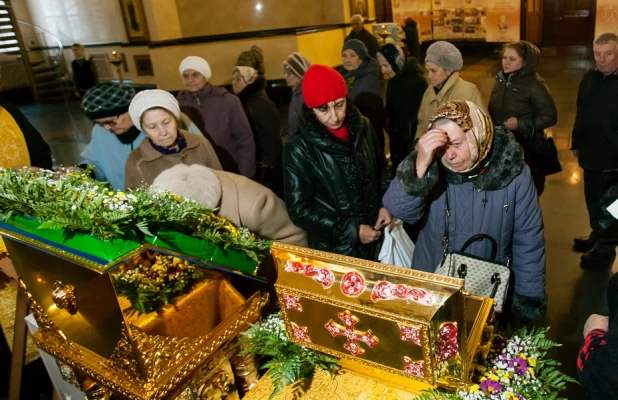 В барнаульском храме святителя Димитрия Ростовского верующие поклоняются мощам святого князя Владимира. 21 октября 2015 года.