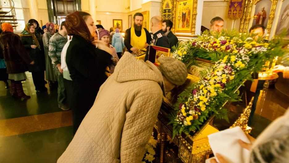 В барнаульском храме святителя Димитрия Ростовского верующие поклоняются мощам святого князя Владимира. 21 октября 2015 года.