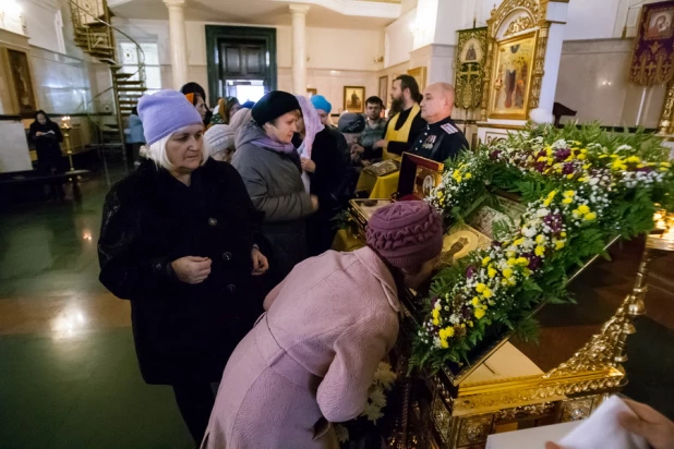 В барнаульском храме святителя Димитрия Ростовского верующие поклоняются мощам святого князя Владимира. 21 октября 2015 года.