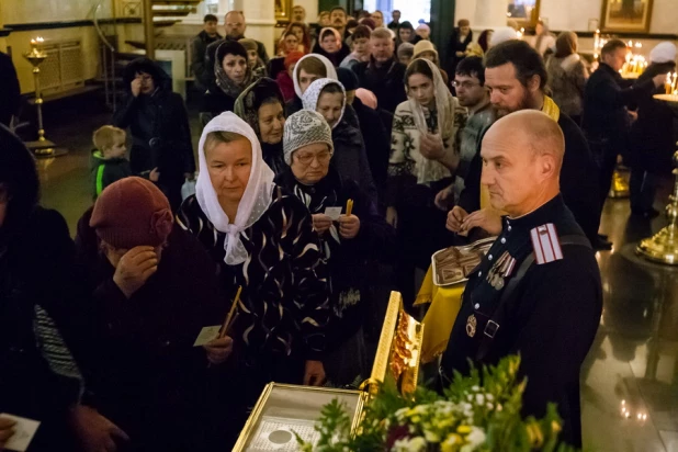 В барнаульском храме святителя Димитрия Ростовского верующие поклоняются мощам святого князя Владимира. 21 октября 2015 года.