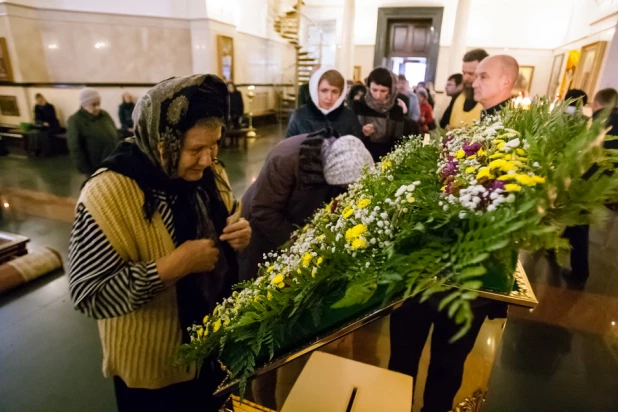 В барнаульском храме святителя Димитрия Ростовского верующие поклоняются мощам святого князя Владимира. 21 октября 2015 года.