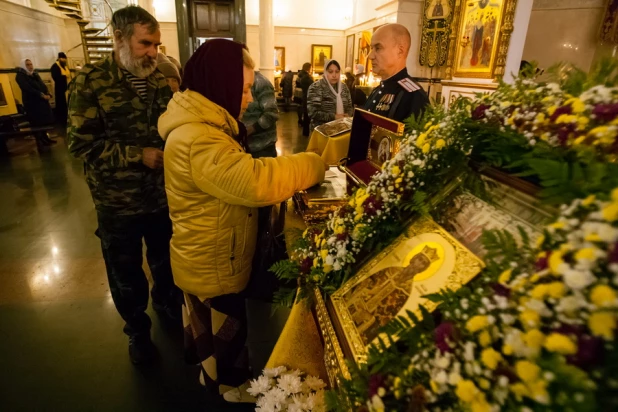 В барнаульском храме святителя Димитрия Ростовского верующие поклоняются мощам святого князя Владимира. 21 октября 2015 года.