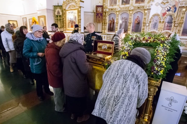 В барнаульском храме святителя Димитрия Ростовского верующие поклоняются мощам святого князя Владимира. 21 октября 2015 года.