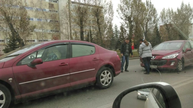 Столкновение Peugeot в Барнауле.