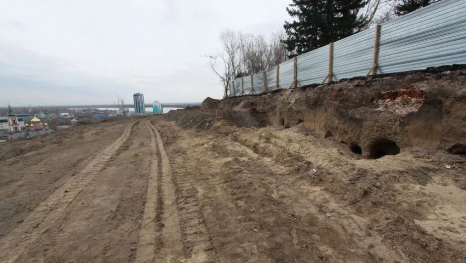 В Барнауле обнажились старинные склепы.