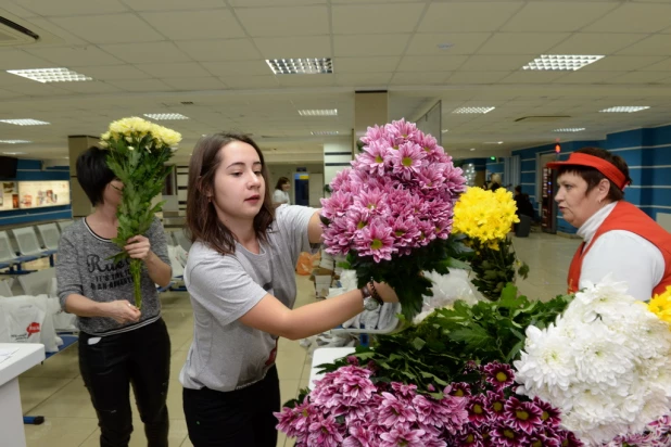 "Серебряный дождь" встретил барнаульцев в аэропорту.