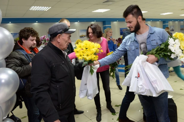 "Серебряный дождь" встретил барнаульцев в аэропорту.