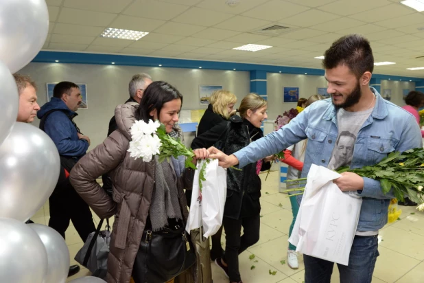 "Серебряный дождь" встретил барнаульцев в аэропорту.