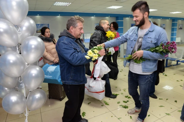 "Серебряный дождь" встретил барнаульцев в аэропорту.