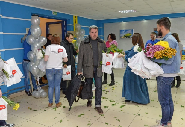 "Серебряный дождь" встретил барнаульцев в аэропорту.