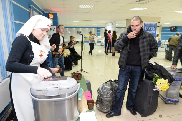 "Серебряный дождь" встретил барнаульцев в аэропорту.