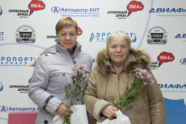 "Серебряный дождь" встретил барнаульцев в аэропорту.