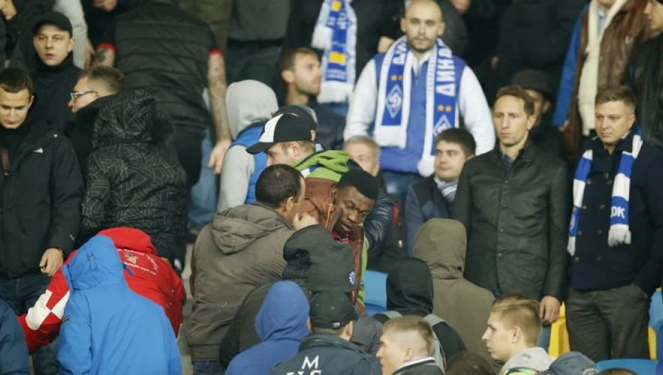 Фанаты киевского "Динамо" избили на трибунах темнокожих болельщиков.