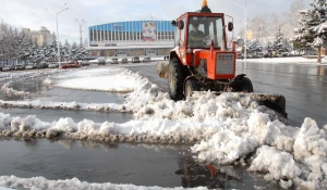 Уборка снега в Барнауле.