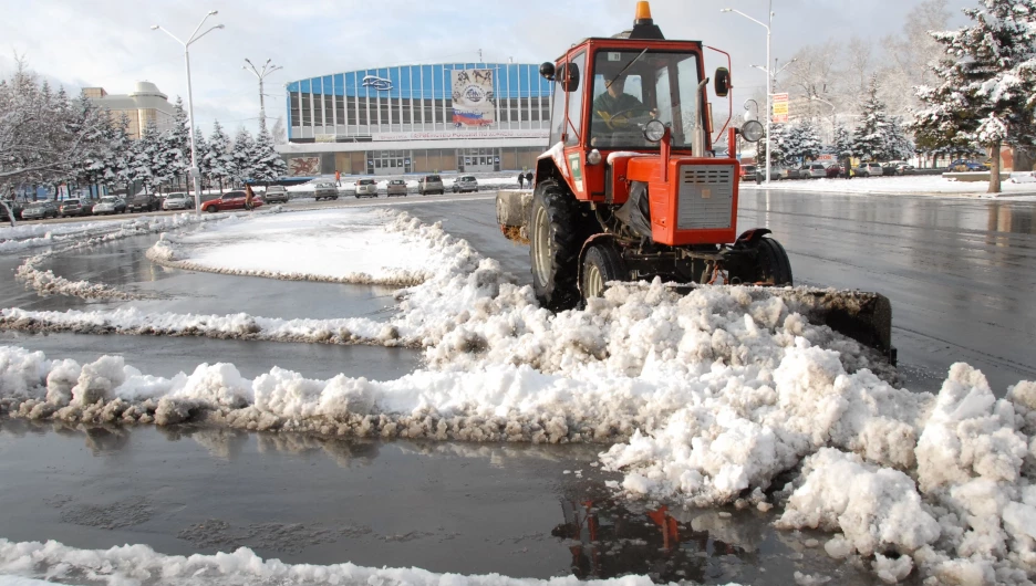 Уборка снега в Барнауле.