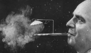 Мундштук для любителей покурить под дождем, 1954 год.