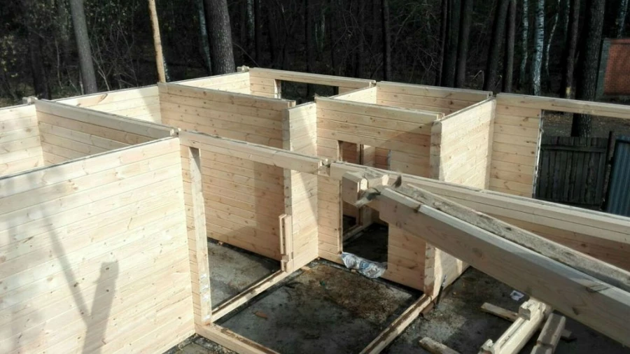  Еще полтора месяца назад у молодой семьи был только пустой участок.