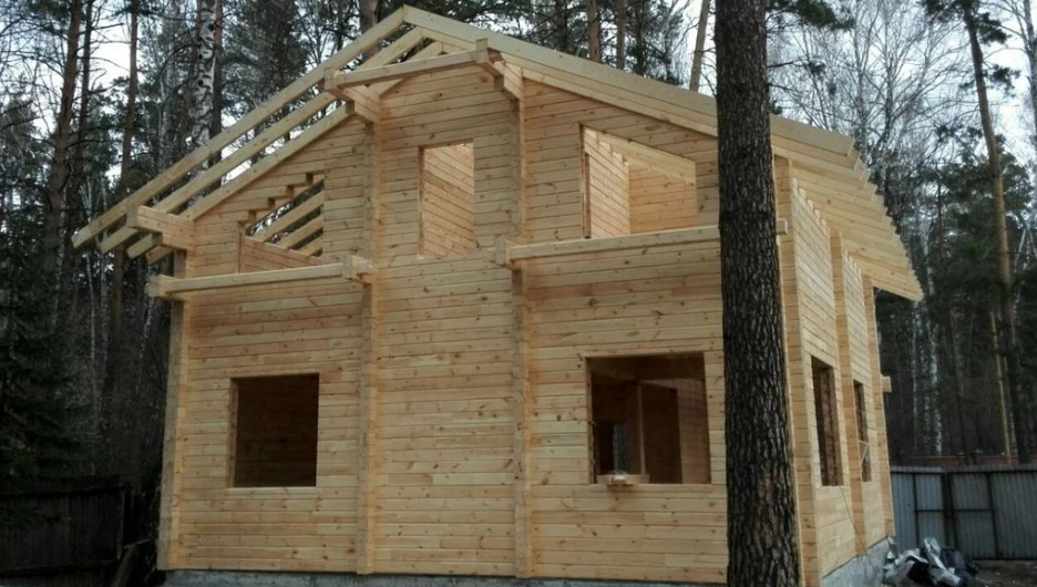  Еще полтора месяца назад у молодой семьи был только пустой участок.