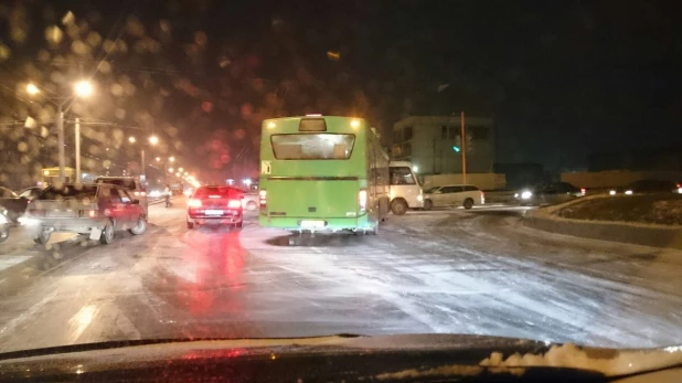 24 октября гололед стал причиной ДТП в Барнауле.