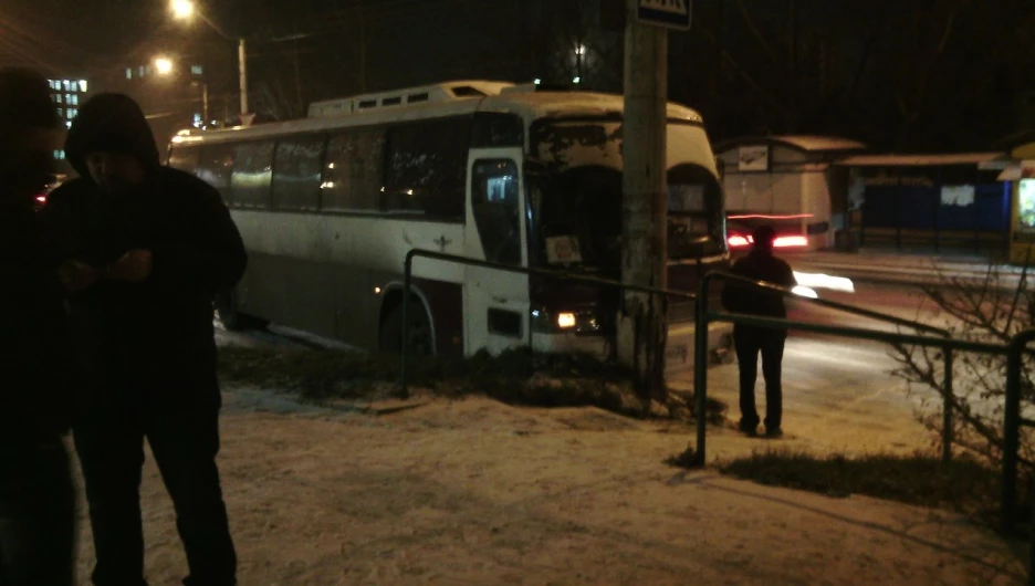 24 октября гололед стал причиной ДТП в Барнауле.