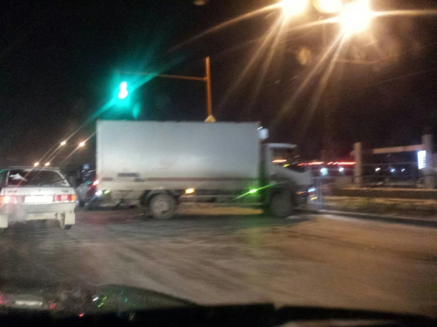 24 октября гололед стал причиной ДТП в Барнауле.