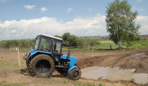 Трактор и грязь.