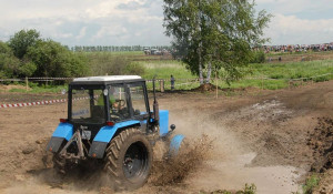 Трактор в грязи.
