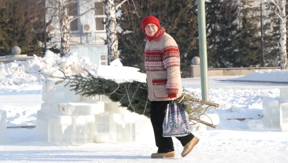 Женщина и новогодняя елка.