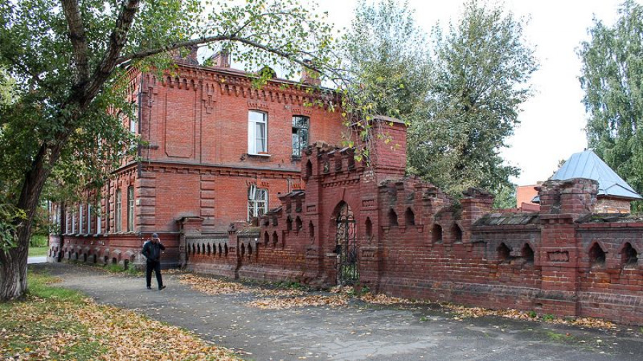 Кирпичная ограда Казенных винных складов в Бийске.