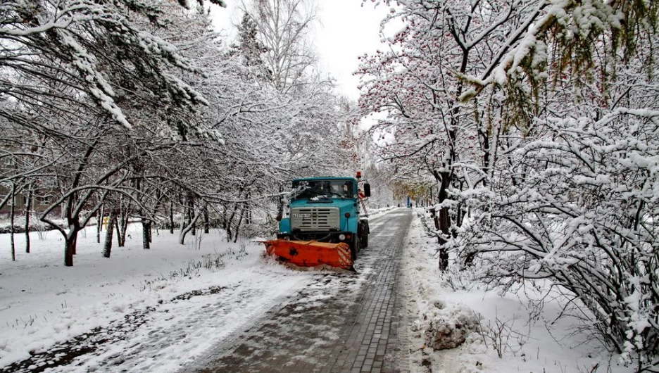 В мэрии Барнаула заявляют о мощном десанте снегоуборочной техники и дворников на улицах  