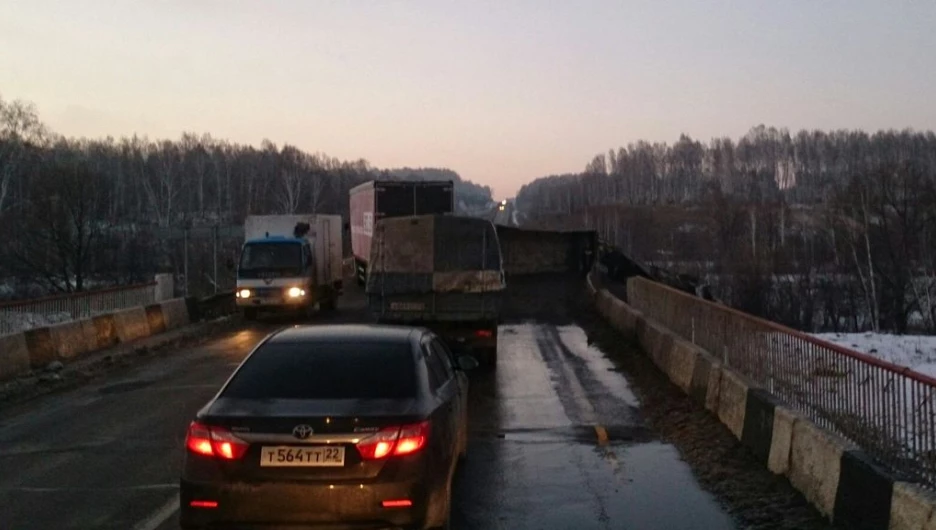 Авария на мосту в Троицком районе.