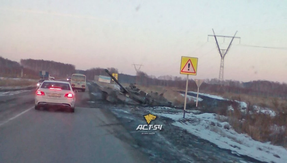 Танк в грязи под Новосибирском.