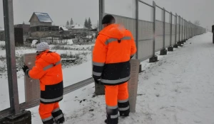 Шумозащитный экран у поселка Новомихайловка.