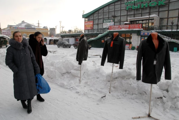 На Старом базара убирают палатки с Мало-Тобольской. 2013 год.