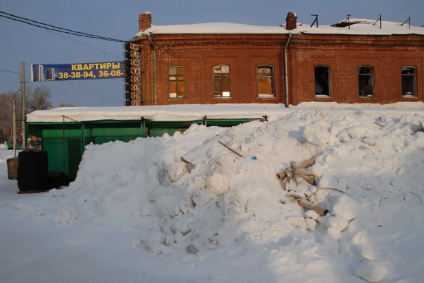 На Старом базара убирают палатки с Мало-Тобольской. 2013 год.