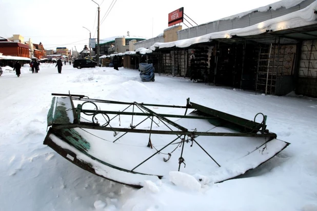 На Старом базара убирают палатки с Мало-Тобольской. 2013 год.